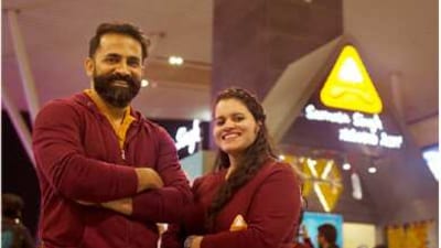 Shikhar Veer Singh and Nidhi Singh, the couple who opened "Samosa Singh" in Bengaluru in 2016. Shikhar Veer Singh and Nidhi Singh, the couple who opened "Samosa Singh" in Bengaluru in 2016.