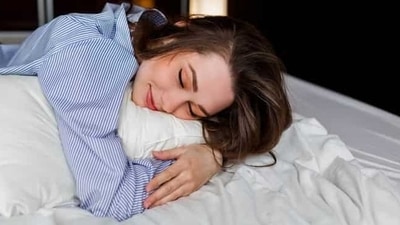 2. Get enough sleep: Getting a good night's sleep is essential for overall brain health and cognitive function. Lack of sleep not only leads to brain fog but also affects your memory, irritability, and productivity. Aim for 7-8 hours of quality sleep each night to wake up refreshed and mentally sharp. (Freepik)