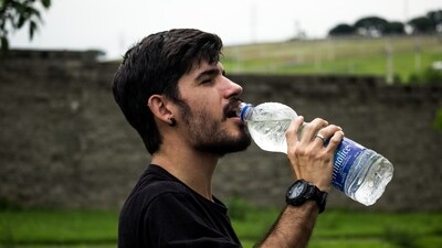 1. Stay hydrated: Drinking plenty of water throughout the day is crucial for keeping your body and mind in top shape. Dehydration can cause fatigue, confusion, and impaired mental function-precisely the symptoms of brain fog. Aim to drink at least eight glasses of water per day and decrease your intake of caffeinated and sugary drinks. (pexels)
