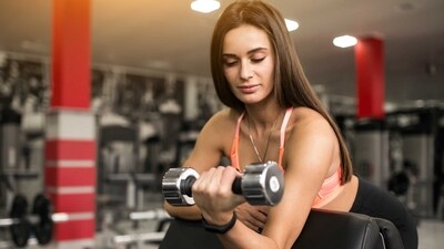 3. Exercise regularly: Physical activity promotes blood flow to the brain and helps release endorphins, which improve mood and cognitive performance. Exercise can also increase levels of brain-derived neurotrophic factor (BDNF), a protein that stimulates the growth of brain cells. Even a 30-minute brisk walk or jog can work wonders for reducing brain fog. (freepik)