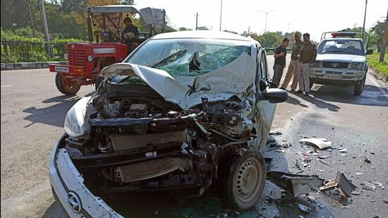 Constructed to ease off traffic congestion in Kharar, Mohali and Chandigarh, the 21.2km-long Airport Road (PR-7) has claimed 73 lives and witnessed 176 accidents between 2017 and 2021, shows the audit report prepared last year about the accidents and blackspots on the stretch. (HT file photo)