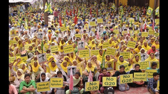 The protesting workers had gathered in a marriage palace on the outskirts of the holy city and also raised slogans against the state and the central government. (HT Photo)