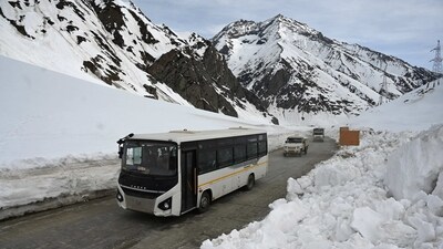Vehicles seen passing through at Zojila mountain pass that connects Srinagar to the union territory of Ladakh, on March 16, 2023. Strategic Srinagar-Ladakh highway re-opens for traffic in record time of 68 days. (Photo By Waseem Andrabi /Hindustan Times)