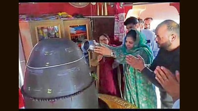 A screen grab of the video of Mehbooba offering water to Shiva Lingam at Navagraha temple at Poonch. (HT Photo) A screen grab of the video of Mehbooba offering water to Shiva Lingam at Navagraha temple at Poonch. (HT Photo)