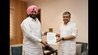 Besides AC train, the Ludhiana Congress MP also put forward the demand to complete railway over bridge and railway under bridge project at Baddowal on priority. (HT photo) Besides AC train, the Ludhiana Congress MP also put forward the demand to complete railway over bridge and railway under bridge project at Baddowal on priority. (HT photo)