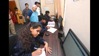 Governor Anandiben Patel along with DM Surya Pal Gangwar visited Kasturba Gandhi Vidyalaya at Nandpur for inspection of conditions and inauguration of a new computer room (HT Photo)