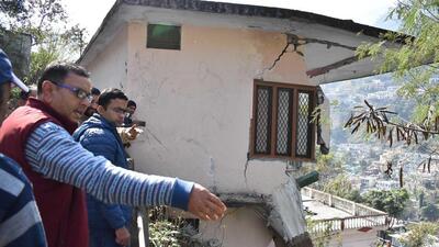 Himanshu Khurana, district magistrate, Chamoli reviewing the house damaged due to land subsidence in Joshimath town (HT Photo) Himanshu Khurana, district magistrate, Chamoli reviewing the house damaged due to land subsidence in Joshimath town (HT Photo)