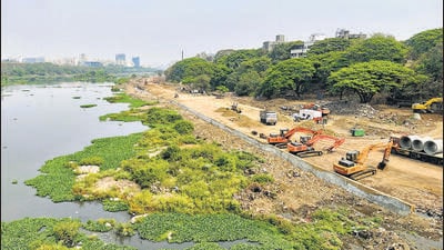 PMC is currently executing the riverfront development project between Sangam Bridge and Bund Garden and Bund Garden to Mundhwa stretches. The work of both phases in progress. (Kalpesh Nukte/HT PHOTO)