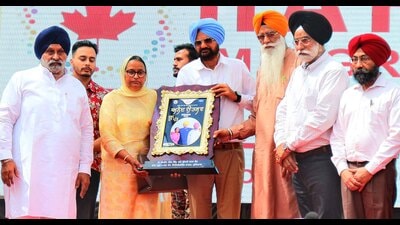 Parents of Sidhu Moose Wala being honored by the Guru Nanak Dev Engineering College management in Ludhiana on Thursday. (Photo by Gurpreet Singh/ Hindustan Times)