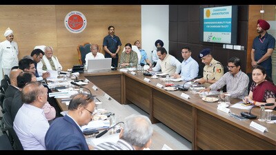 Punjab governor and UT administrator Banwarilal Purohit chairing a meeting regarding the comprehensive mobility plan (CMP) for the tricity in Chandigarh on Thursday. (HT Photo) Punjab governor and UT administrator Banwarilal Purohit chairing a meeting regarding the comprehensive mobility plan (CMP) for the tricity in Chandigarh on Thursday. (HT Photo)