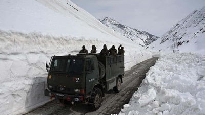 Public relations officer (defence) said BRO accordingly ensured the pass was kept open for traffic till as late as January 6, creating a new record. (Waseem Andrabi /Hindustan Times)