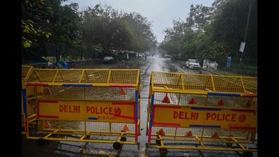 TOPSHOT - A Delhi police barrier blocks a street during a Delhi state-wide weekend curfew imposed by the authorities to curb the spreading of the Covid-19 coronavirus in New Delhi on January 8, 2022. (Photo by Prakash SINGH / AFP) (AFP)