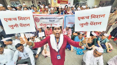 Thane, India - March 16, 2023: The employees of Thane Mental Hospital went on strike outside the hospital on the third day of indefinite strike called by state government employees demanding implementation of old pension scheme, in Thane, India, on Thursday, March 16, 2023. (Praful Gangurde/HT Photo) (HT PHOTO) Thane, India - March 16, 2023: The employees of Thane Mental Hospital went on strike outside the hospital on the third day of indefinite strike called by state government employees demanding implementation of old pension scheme, in Thane, India, on Thursday, March 16, 2023. (Praful Gangurde/HT Photo) (HT PHOTO)
