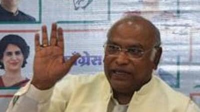 The All India Veerashaiva Mahasabha, led by its chairman and Congress leader Shamanur Shivashankarappa, met Congress president Mallikarjun Kharge in New Delhi, and demanded that 52 to 60 seats be given to the Veerashaiva Lingayat community. (HT Photo) The All India Veerashaiva Mahasabha, led by its chairman and Congress leader Shamanur Shivashankarappa, met Congress president Mallikarjun Kharge in New Delhi, and demanded that 52 to 60 seats be given to the Veerashaiva Lingayat community. (HT Photo)