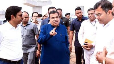 Union minister Nitin Gadkari during an inspection of UER II on Thursday. (HT Photo) Union minister Nitin Gadkari during an inspection of UER II on Thursday. (HT Photo)