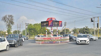 Vehicles bypassing the newly constructed roundabout at Sector 77- 88 light point in the absence of robust traffic policing. (Ravi Kumar/ Hindustan Times) Vehicles bypassing the newly constructed roundabout at Sector 77- 88 light point in the absence of robust traffic policing. (Ravi Kumar/ Hindustan Times)