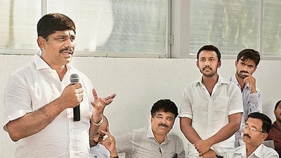 DK Suresh, Congress MP and brother of Kanakapura Congress candidate DK Shivakumar, speaks to the party workers. (Arijit Sen/HT Photo) DK Suresh, Congress MP and brother of Kanakapura Congress candidate DK Shivakumar, speaks to the party workers. (Arijit Sen/HT Photo)