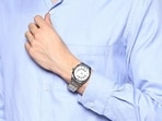 Analog watch for men look classy and decent.