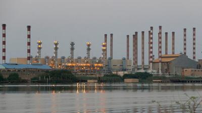 A general view of Abadan oil refinery in southwest Iran, is pictured from Iraqi side of Shatt al-Arab in Al-Faw south of Basra, Iraq September 21, 2019. (REUTERS File Photo) A general view of Abadan oil refinery in southwest Iran, is pictured from Iraqi side of Shatt al-Arab in Al-Faw south of Basra, Iraq September 21, 2019. (REUTERS File Photo)