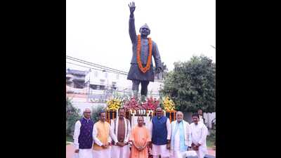 CM Yogi Adityanath and other leaders paid tributes to former Uttar Pradesh chief minister Hemvati Nandan Bahuguna on his death anniversary, in Lucknow on Friday (Sourced) CM Yogi Adityanath and other leaders paid tributes to former Uttar Pradesh chief minister Hemvati Nandan Bahuguna on his death anniversary, in Lucknow on Friday (Sourced)