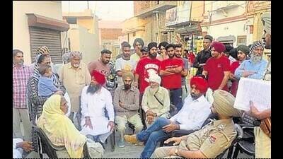 DSP Samrala Waryam Singh holding meeting with residents of Ghulal village in Khanna, Ludhiana during the drive. (HT photo) DSP Samrala Waryam Singh holding meeting with residents of Ghulal village in Khanna, Ludhiana during the drive. (HT photo)