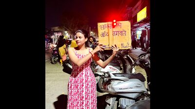 Khushi Pandey can often be seen standing on key intersections holding a placard that reads “cycle pe light lagwalo”. Khushi Pandey can often be seen standing on key intersections holding a placard that reads “cycle pe light lagwalo”.