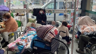 Patients lie on beds in the emergency department of a hospital, amid Covid-19 outbreak in Shanghai, China. (File) Patients lie on beds in the emergency department of a hospital, amid Covid-19 outbreak in Shanghai, China. (File)