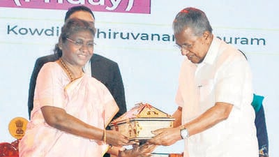 President Droupadi Murmu being presented with the memento by Kerala chief minister Pinarayi Vijayan during the programme celebrating the 25 years of Kudumbashree, a successful self-help group of women, in Thiruvananthapuram on Friday. (ANI) President Droupadi Murmu being presented with the memento by Kerala chief minister Pinarayi Vijayan during the programme celebrating the 25 years of Kudumbashree, a successful self-help group of women, in Thiruvananthapuram on Friday. (ANI)