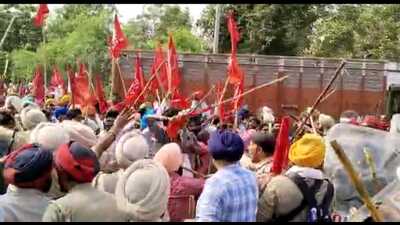 Protesters clashing with police forces near Amb Sahib gurdwara in Mohali on Friday. (HT Photo) Protesters clashing with police forces near Amb Sahib gurdwara in Mohali on Friday. (HT Photo)