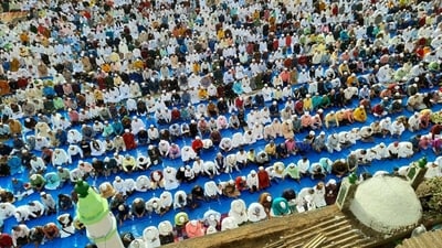 Tarawih Prayers: During Ramadan, Muslims perform additional prayers called Tarawih after the Isha prayer. These prayers are typically held in mosques or at home. (HT photos/Praful Gangurde) Tarawih Prayers: During Ramadan, Muslims perform additional prayers called Tarawih after the Isha prayer. These prayers are typically held in mosques or at home. (HT photos/Praful Gangurde)