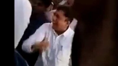 Karnataka MLA lashes out at a cop, says “Won't leave you.” Video Karnataka MLA lashes out at a cop, says “Won't leave you.” Video