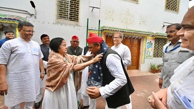 Akhilesh Yadav met Mamata Banerjee on Friday in Kolkata. Akhilesh Yadav met Mamata Banerjee on Friday in Kolkata.
