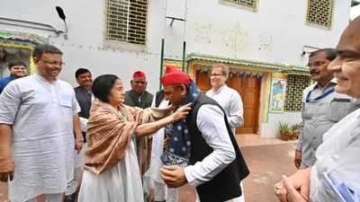 Akhilesh Yadav met Mamata Banerjee on Friday in Kolkata. Akhilesh Yadav met Mamata Banerjee on Friday in Kolkata.