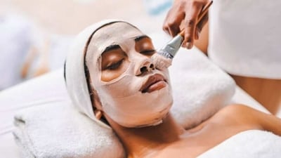 Hydrating Tomato Face Mask: Tomatoes are high in water content, making them an excellent ingredient for adding hydration back to the skin. Mix tomato juice with honey and aloe vera gel for a soothing and hydrating face mask.&nbsp; (Pexels)