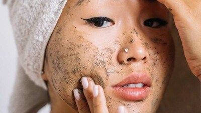 Brightening Tomato Scrub: Use the juice and pulp of a ripe tomato mixed with sugar and lemon juice to create a gentle scrub that brightens and exfoliates the skin.&nbsp; (Pexels)