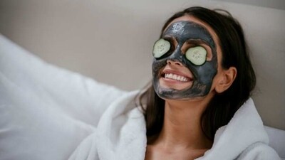 Everyone wants a flawless and glowing skin, but it’s not always easy to maintain it. However, what if we told you that your solution may be hiding in your kitchen? That’s right! Vegetable peels can be used in your skincare routine to give you healthy, glowing skin. (Unsplash) Everyone wants a flawless and glowing skin, but it’s not always easy to maintain it. However, what if we told you that your solution may be hiding in your kitchen? That’s right! Vegetable peels can be used in your skincare routine to give you healthy, glowing skin. (Unsplash)