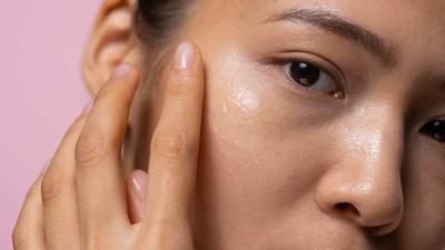 Skin Balancing Tomato Serum: Tomatoes are also rich in alpha-hydroxy acids (AHAs), which can help balance the skin's pH levels. Mix tomato juice with apple cider vinegar for a potent skin-balancing serum.&nbsp; (Pexels)