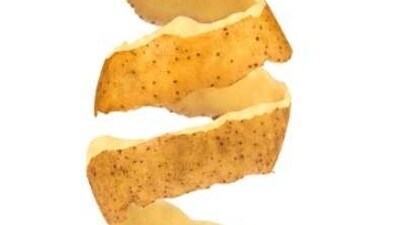 Potato peels: A surprising discovery. Potato lovers, rejoice! You can finally put potato peels to good use! Potato peels are rich in vitamins B and C, which can help lighten the skin and reduce dark circles. They also contain potassium, which helps maintain skin hydration. Next time you’re about to toss out those potato peels, think twice and use them to rejuvenate your skin instead. (Unsplash) Potato peels: A surprising discovery. Potato lovers, rejoice! You can finally put potato peels to good use! Potato peels are rich in vitamins B and C, which can help lighten the skin and reduce dark circles. They also contain potassium, which helps maintain skin hydration. Next time you’re about to toss out those potato peels, think twice and use them to rejuvenate your skin instead. (Unsplash)