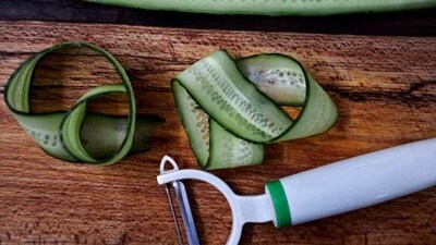 Cucumber peels: Soothing and refreshing. Cucumber peels are not only refreshing to eat, but also on your skin. They have an immediate soothing effect and can help reduce inflammation and redness. They also contain magnesium and potassium, which help maintain healthy skin. The peels can be used as a toner, face mask or simply as a refreshing eye mask. (Unsplash) Cucumber peels: Soothing and refreshing. Cucumber peels are not only refreshing to eat, but also on your skin. They have an immediate soothing effect and can help reduce inflammation and redness. They also contain magnesium and potassium, which help maintain healthy skin. The peels can be used as a toner, face mask or simply as a refreshing eye mask. (Unsplash)