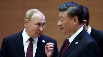 Russian President Vladimir Putin speaks with Chinese President Xi Jinping. (REUTERS file)