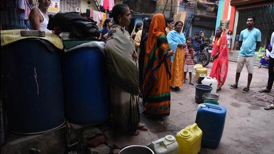 Water supply diversion by MIDC leaves over 1 lakh Turbhe residents thirsty at Indranagar Turbhe in Navi Mumbai, India, on Thursday, March 16, 2023. (Bachchan Kumar/ HT PHOTO)