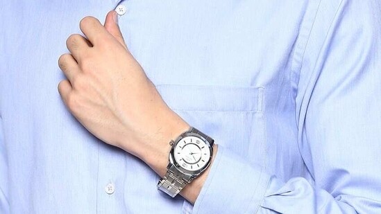 Analog watch for men look classy and decent.