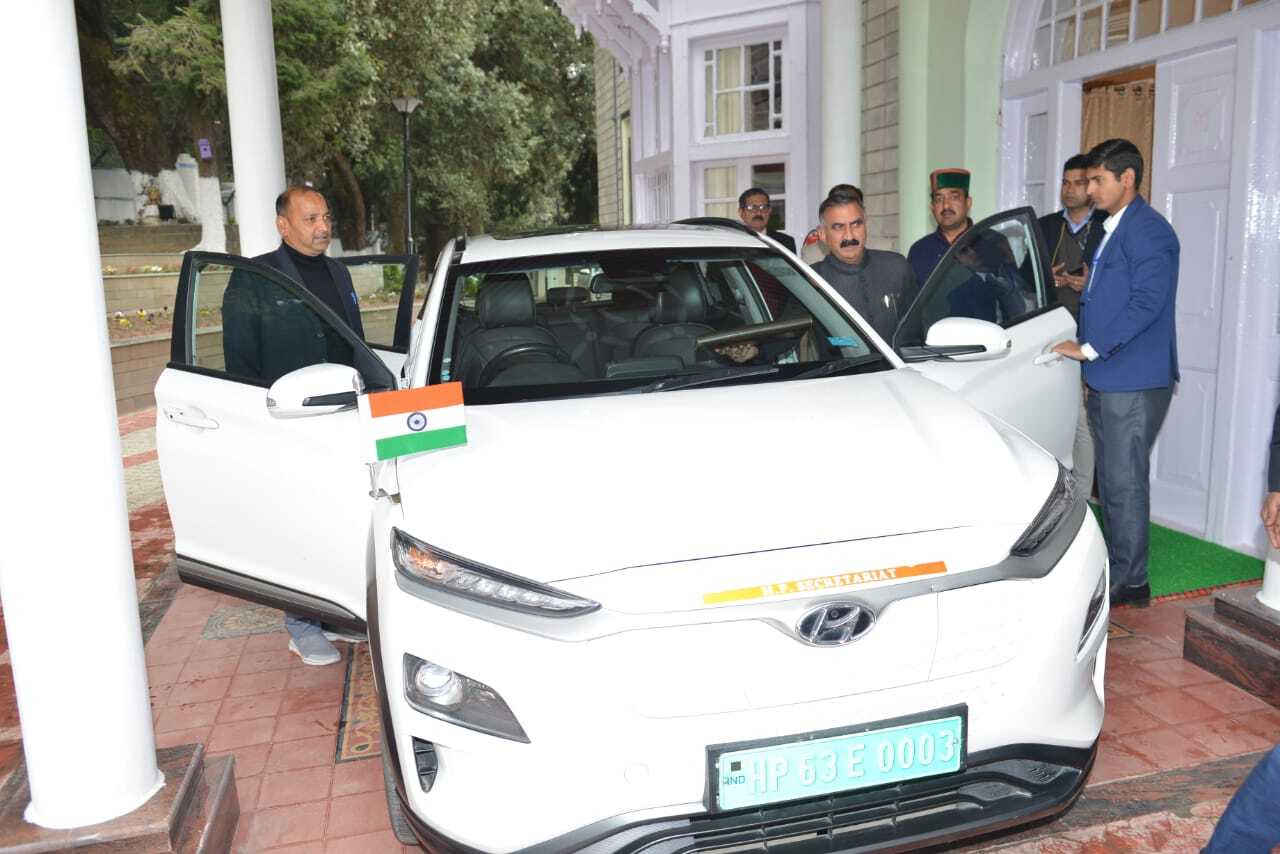 CM Sukhvinder Sukhi leaving for the assembly in an electric vehicle. (HT Photo)