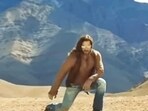 Salman Khan dances to Naiyo Lagda from his upcoming film Kisi Ka Bhai Kisi Ki Jaan. Salman Khan dances to Naiyo Lagda from his upcoming film Kisi Ka Bhai Kisi Ki Jaan.