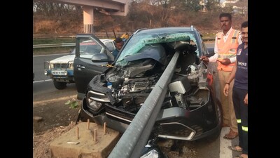 A passenger was injured and two others experienced a close shave in an accident on Pune-Mumbai expressway near Somatane Phata on Saturday morning. (HT PHOTO)