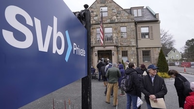 Customers and bystanders form a line outside a Silicon Valley Bank branch location, (AP)