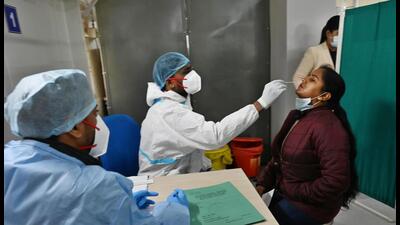 Experts said that over the last month, only two patients were admitted to Lok Nayak Hospital with Covid and no admissions were made for complications from H3N2. (Representative Image/ HT Archive) Experts said that over the last month, only two patients were admitted to Lok Nayak Hospital with Covid and no admissions were made for complications from H3N2. (Representative Image/ HT Archive)