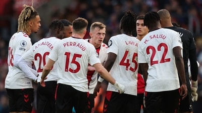 Southampton's James Ward-Prowse (rear C) speaks to teammates during the Premier League football match between Southampton and Tottenham Hotspur (AFP)