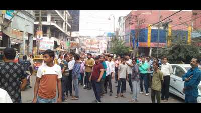 Locals assembled at Mansarovar crossing in view of the power disruption in Prayagraj on Saturday. (HT photo) Locals assembled at Mansarovar crossing in view of the power disruption in Prayagraj on Saturday. (HT photo)