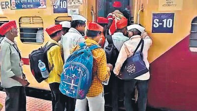 Thane, India - March, 18, 2023: Agitating farmers leave for their villages by train after Thane Collector assures them of their demands, in Thane, India, on Saturday, March 18, 2023. (Praful Gangurde/HT Photo) (HT PHOTO) Thane, India - March, 18, 2023: Agitating farmers leave for their villages by train after Thane Collector assures them of their demands, in Thane, India, on Saturday, March 18, 2023. (Praful Gangurde/HT Photo) (HT PHOTO)